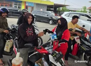 Peduli Dampak Kabut Asap, SPBU Simboro Bagikan Masker kepada Pengendara