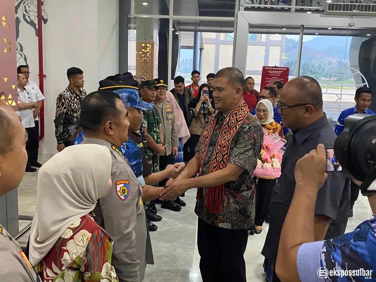 Dikalungi Kain Sikomandi, Irjen Pol Totok Suharyanto Awali Pengabdian sebagai Kapolda Sulbar